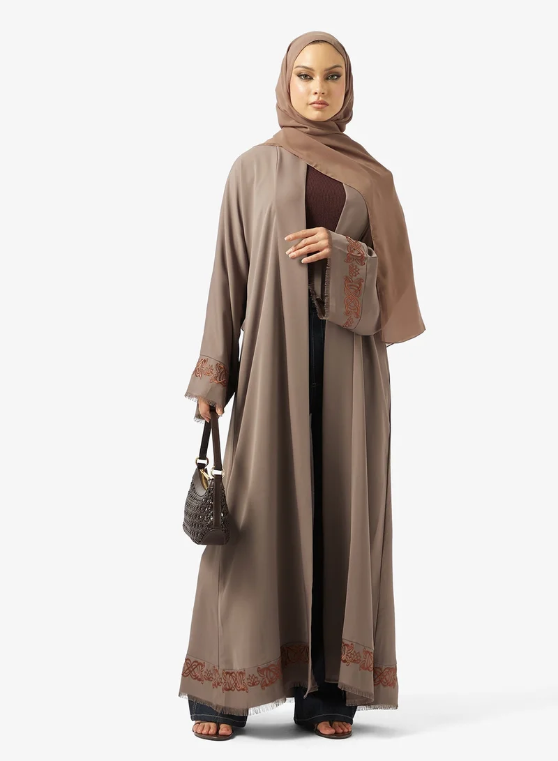 هيا كلوزيت عباية مفتوحة مطرزة ومزينة بياقة عالية